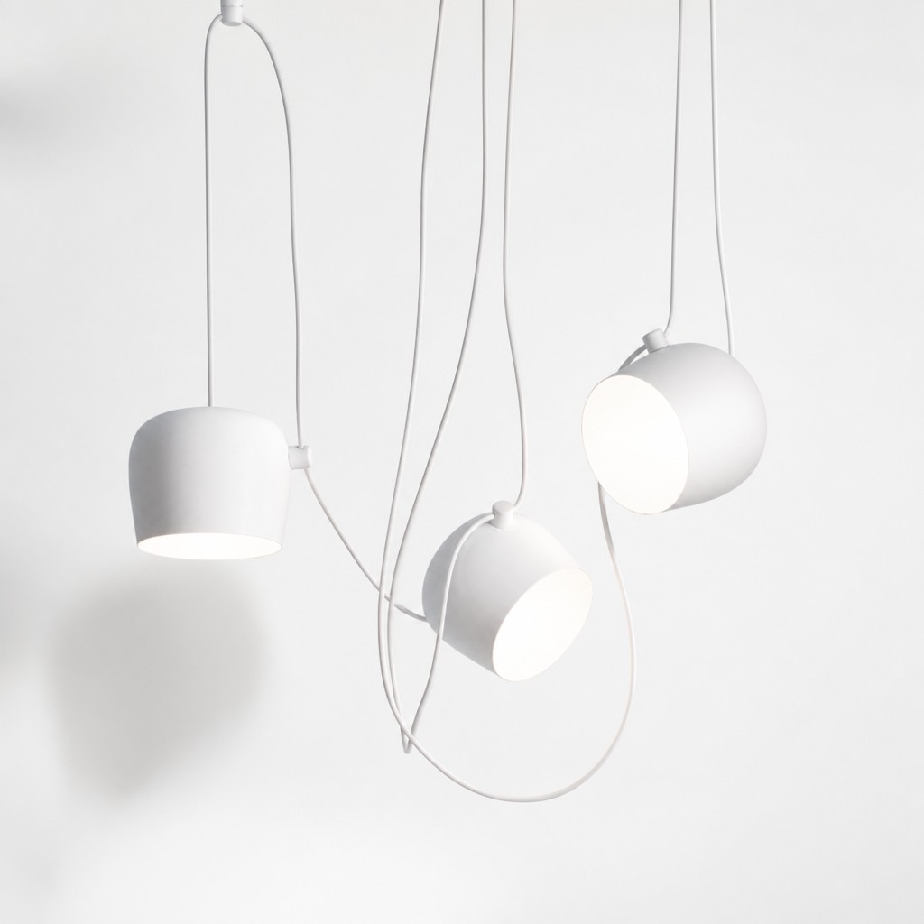 Minimalistische Kombination aus Kabeln und Lichtquelle
