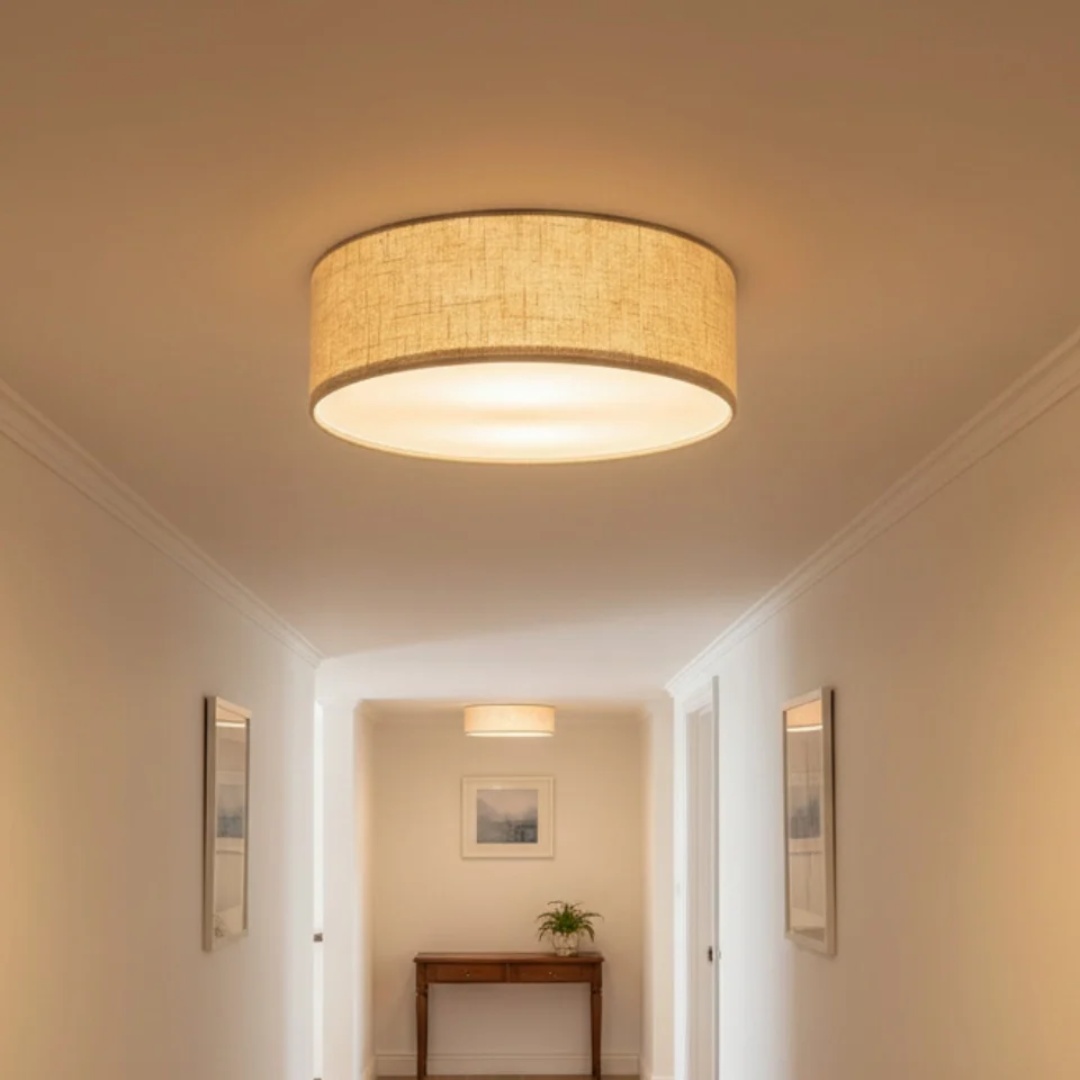 Dumora Leuchte in einem warmen Interieur