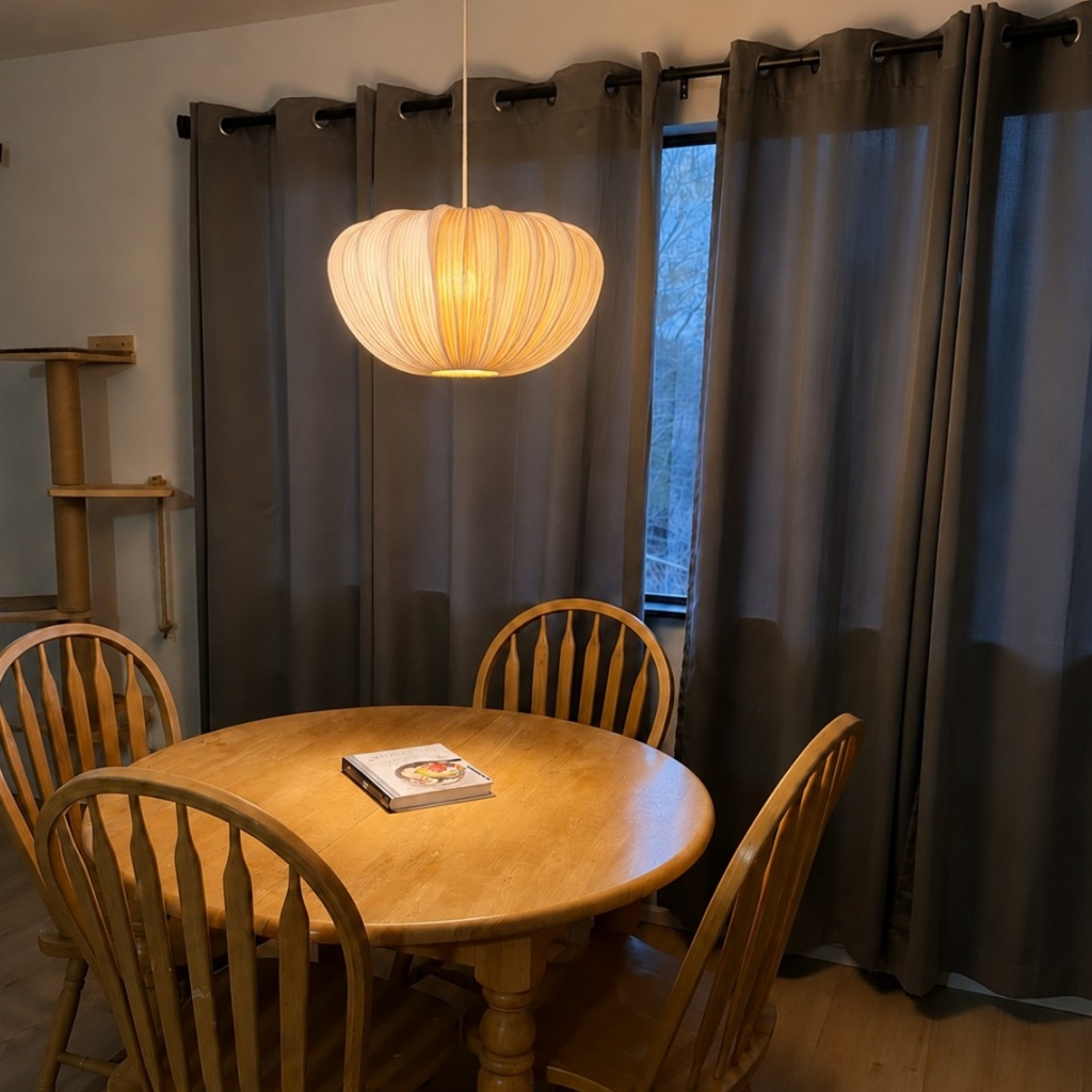 Kundenfoto der leuchtenden Linbron Pendelleuchte über Holztisch
