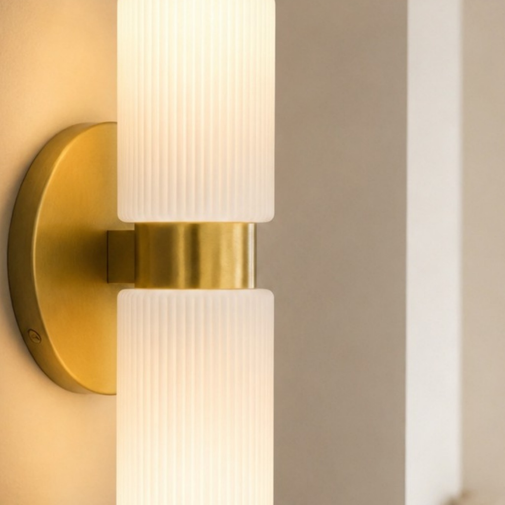 Detail der milchigen Glasröhre mit goldener Wandhalterung