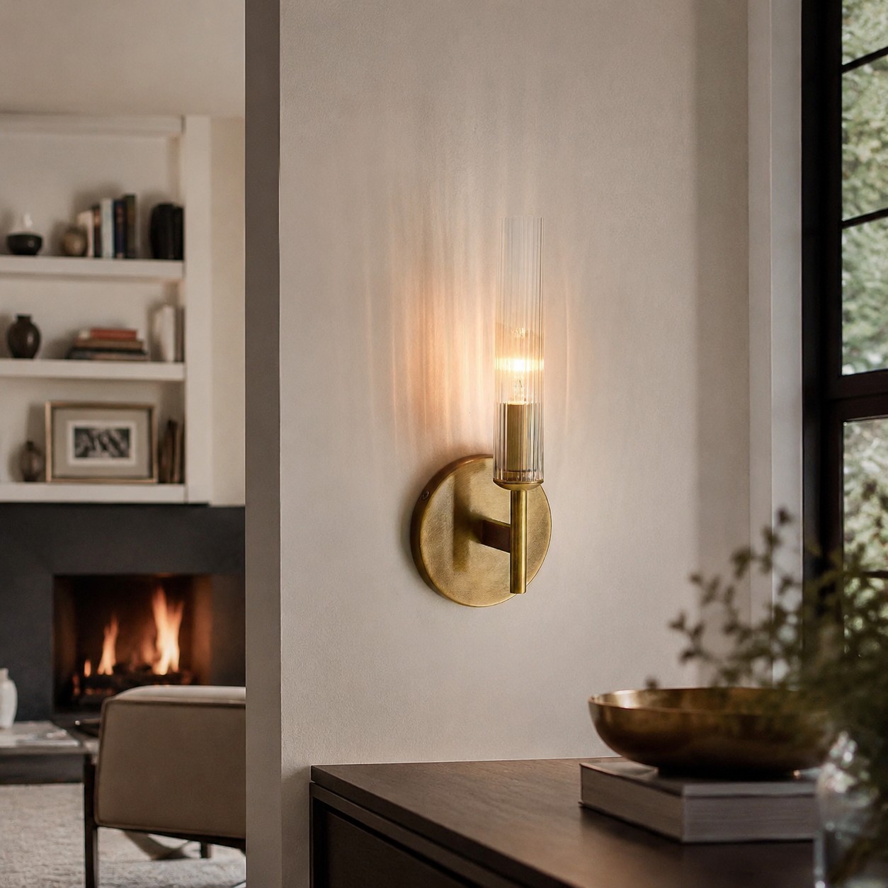 Bravira Messing-Wandleuchte in einem Wohnzimmer