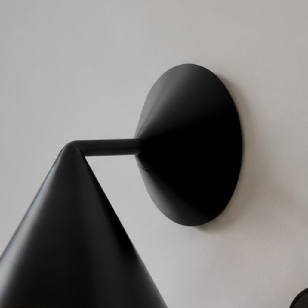 Seitliches Detail des mattschwarzen Brivana Wandleuchters