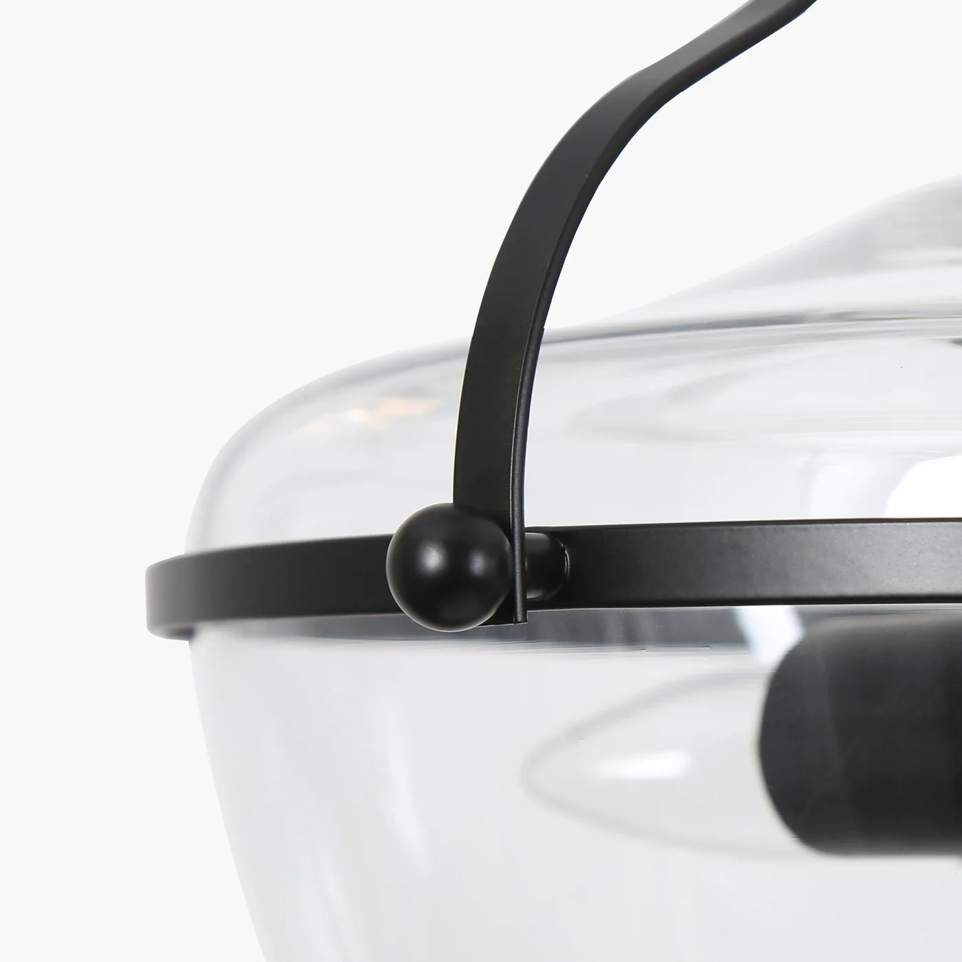 Nahaufnahme des Metallrahmens und klaren Glases