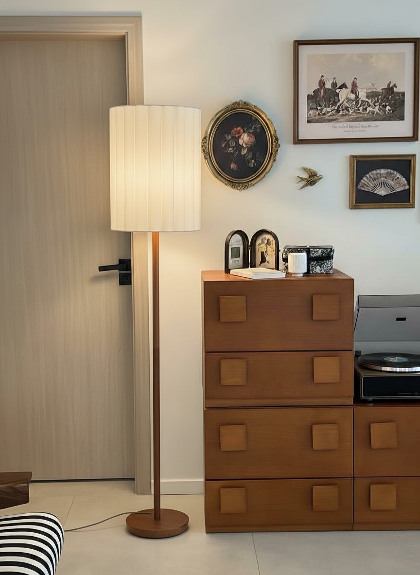Kundenfoto der Linbron Stehlampe bei einer Holzkommode