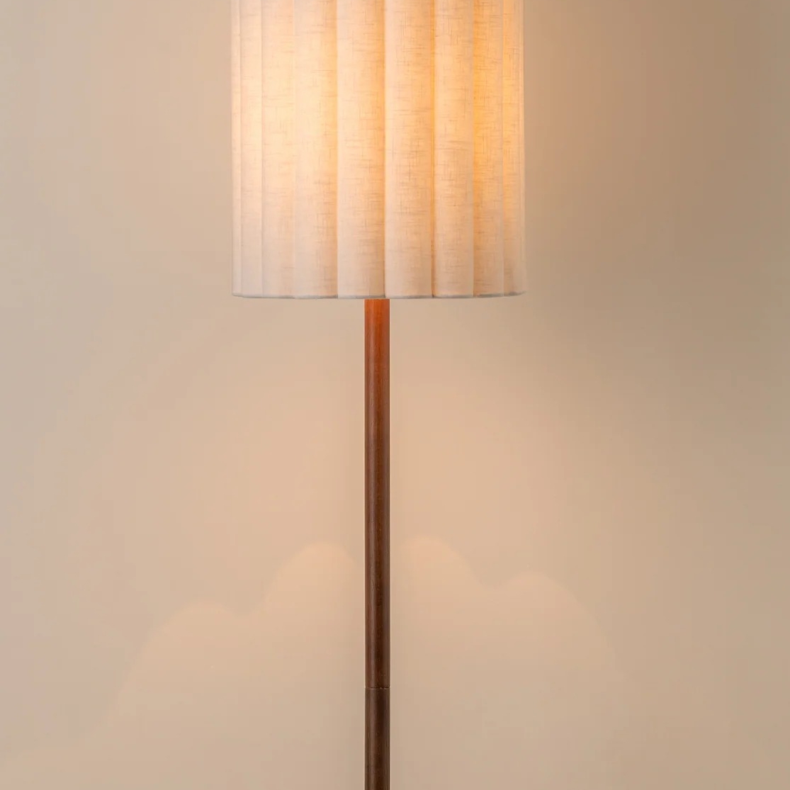 Warmer Lichtschein durch den Leinenschirm