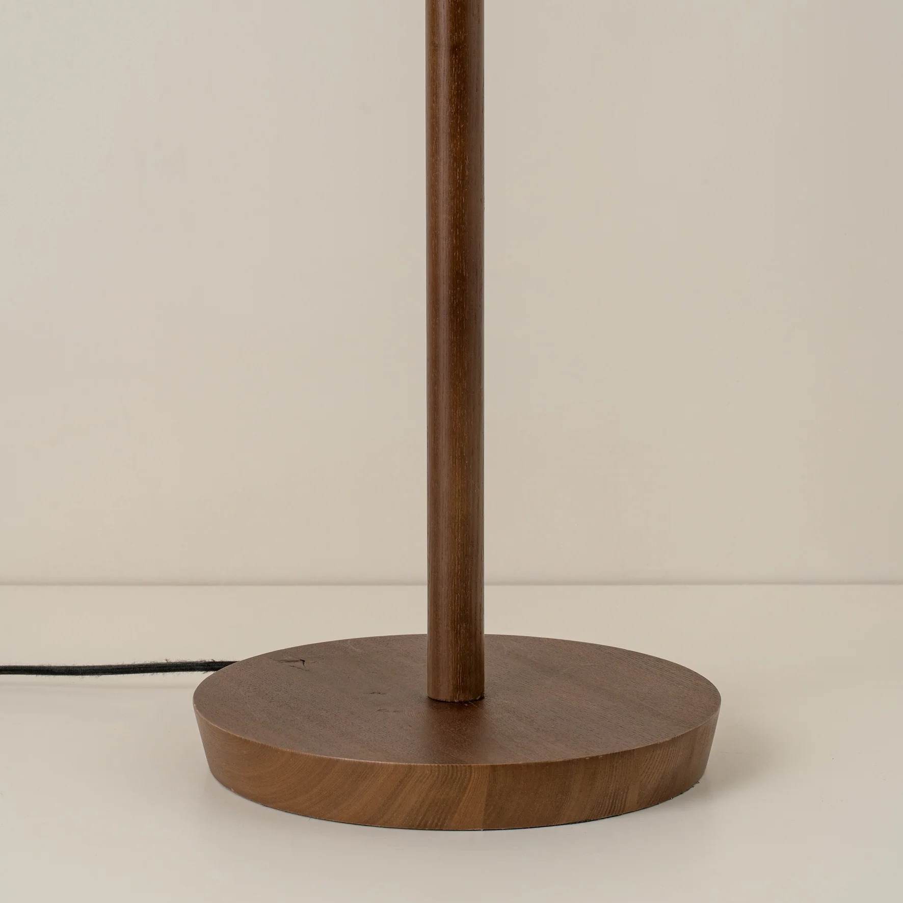 Holzton-Fuß der Linbron Stehlampe