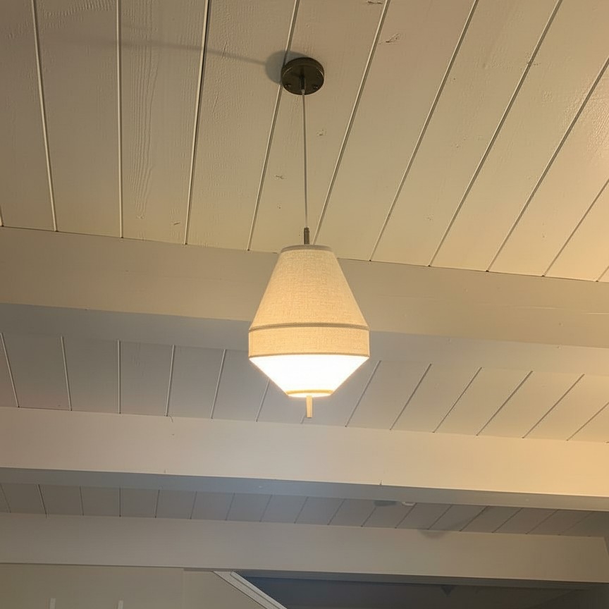 Leuchtende Zalen Pendelleuchte an einer Holzdecke