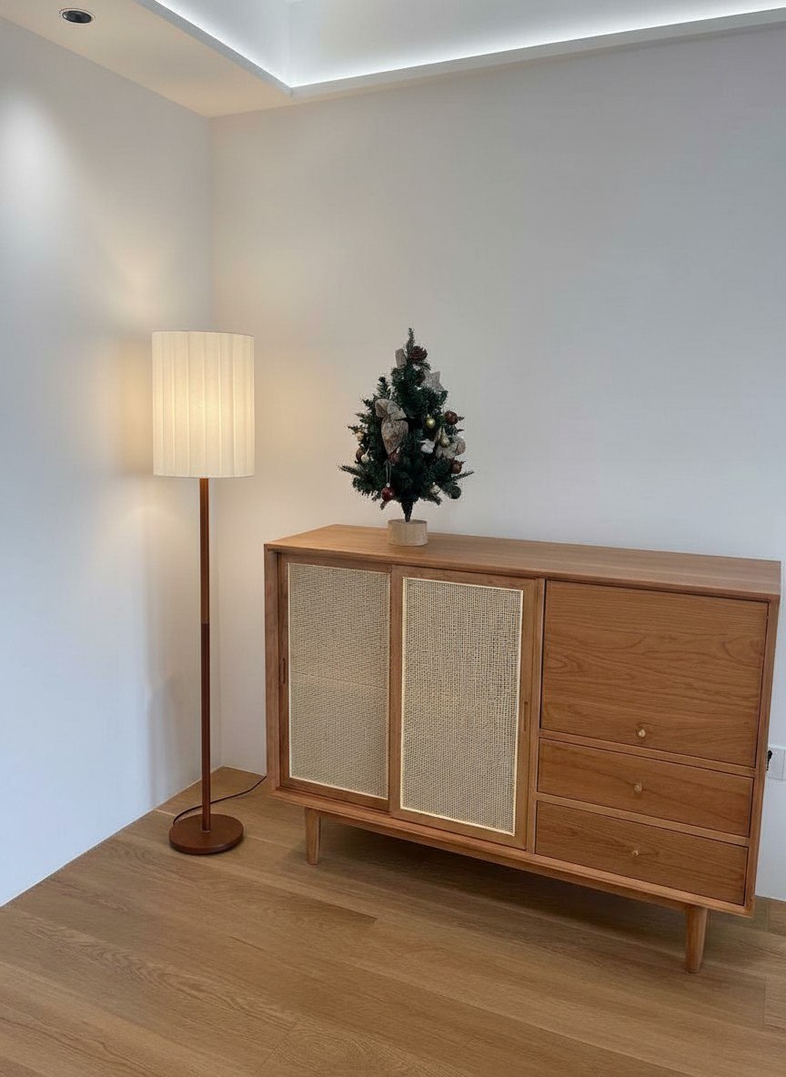 Kundenfoto der Linbron Stehlampe neben Kommode