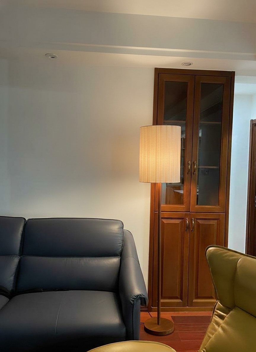 Kundenfoto der Linbron Stehlampe neben Sitzmöbeln