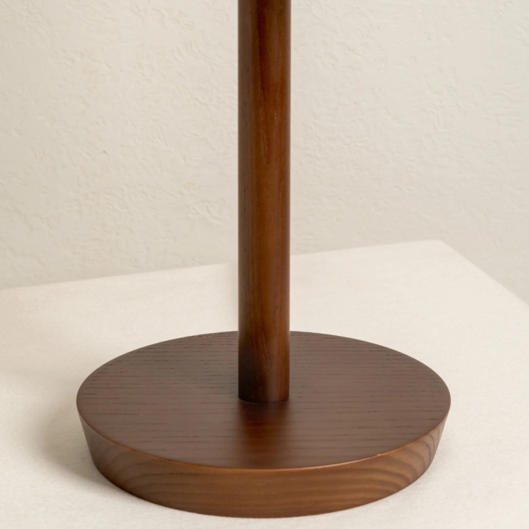 Nahaufnahme des Holzfußes der Tischleuchte