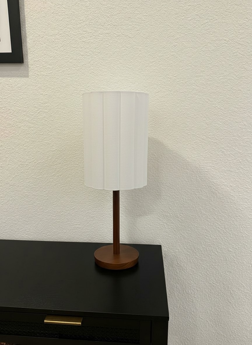 Kundenfoto der Linbron Tischleuchte auf einem Nachttisch