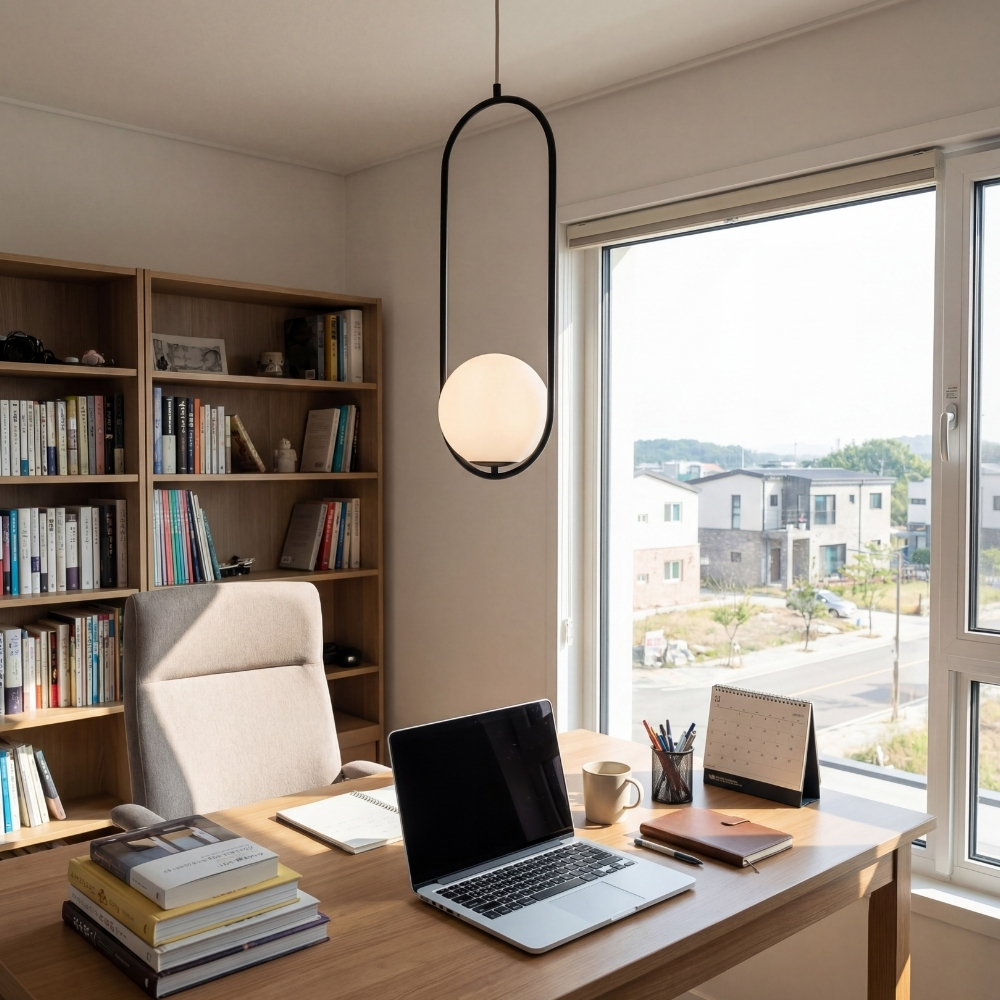 Kundenfoto der ovalen Pendelleuchte im Arbeitsbereich