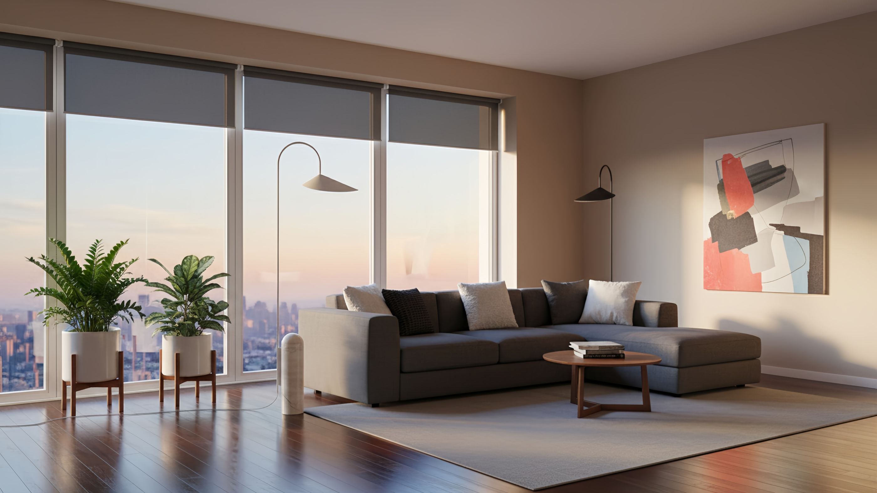 Nulavo Stehlampe in einem Wohnzimmer mit Sofa und großen Fenstern