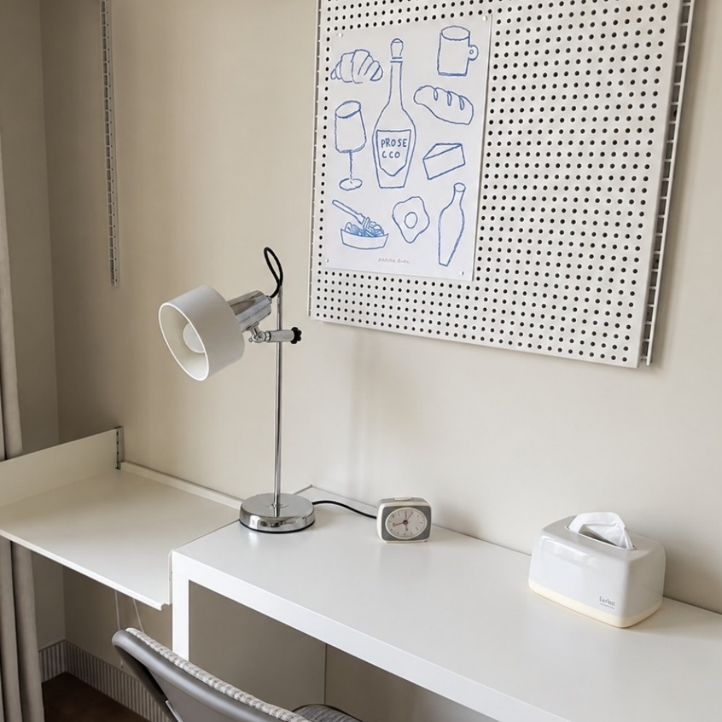 Inspiracja do wnętrza z lampą stołową Bauhaus