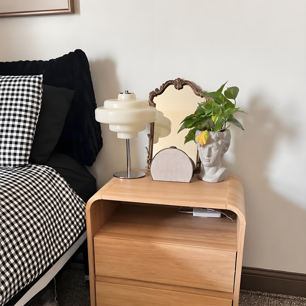 Orangefarbene Lampe neben einem Bett
