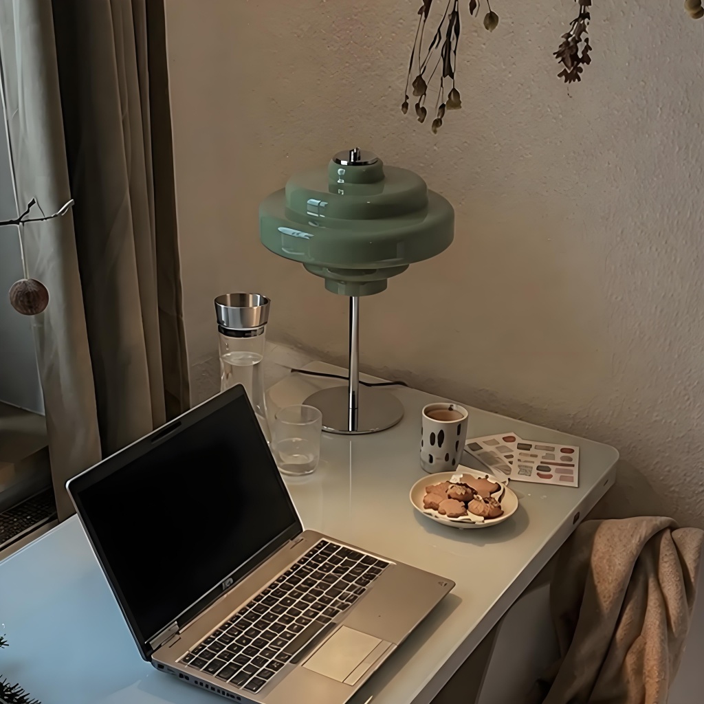 Leuchtende Glaslampe auf einem Tisch