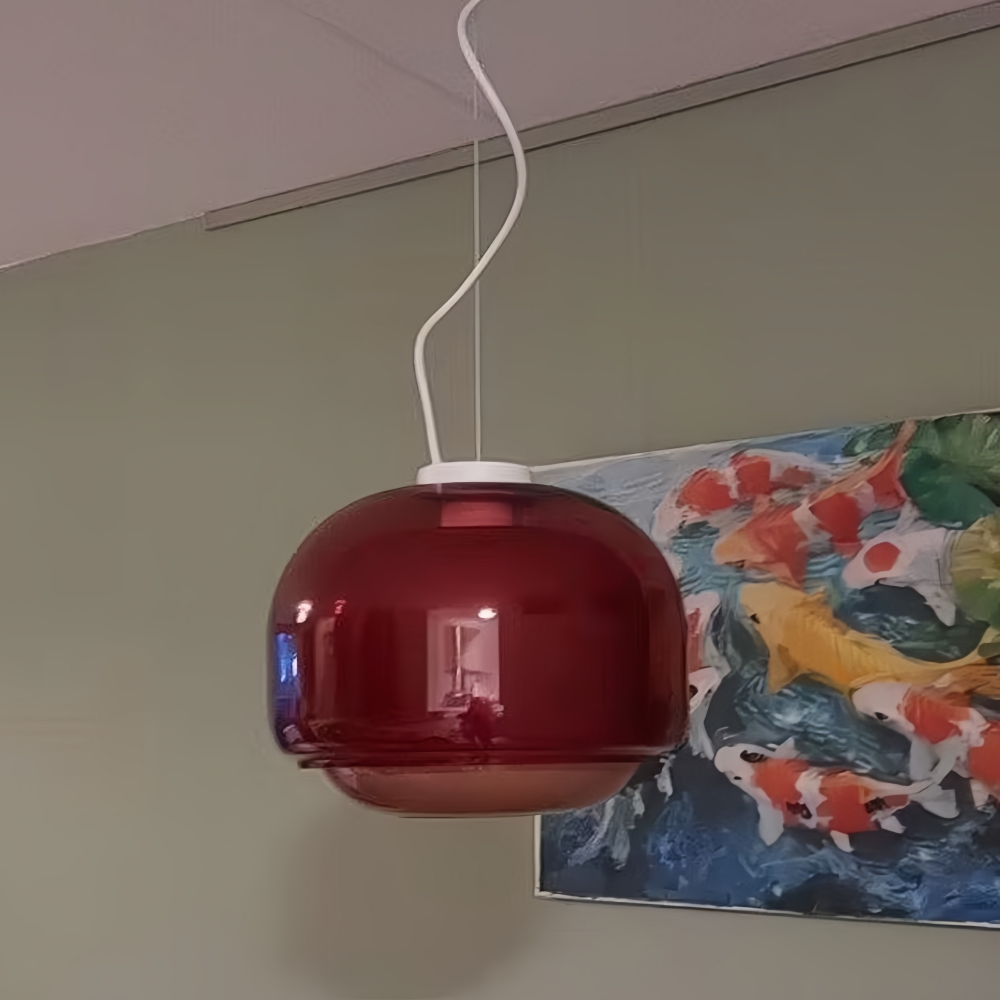 Nahaufnahme einer roten Clinco Pendelleuchte