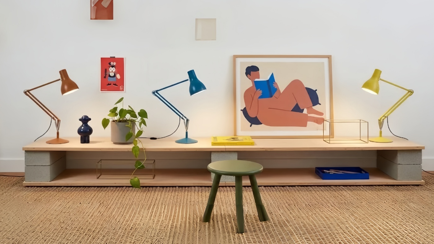 Modryx Schreibtischlampen in mehreren Farben auf einem Sideboard