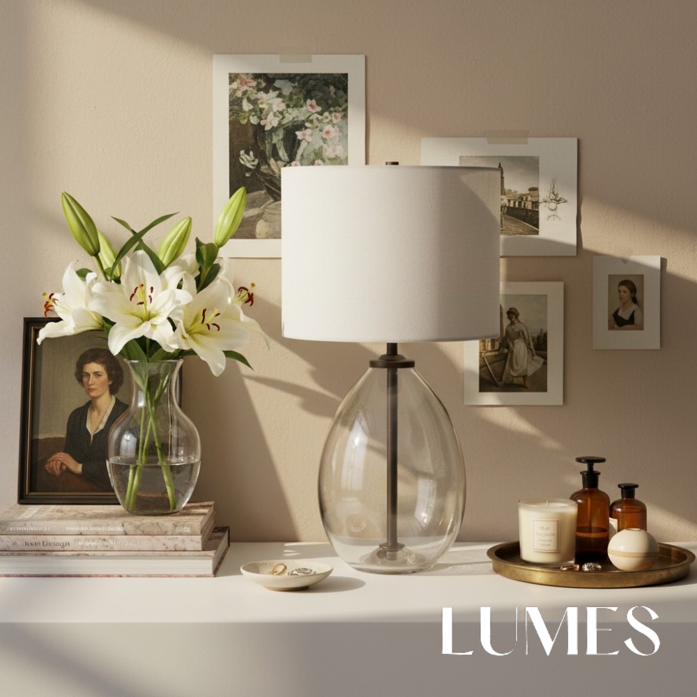 Sustaina lamp on a console with decor