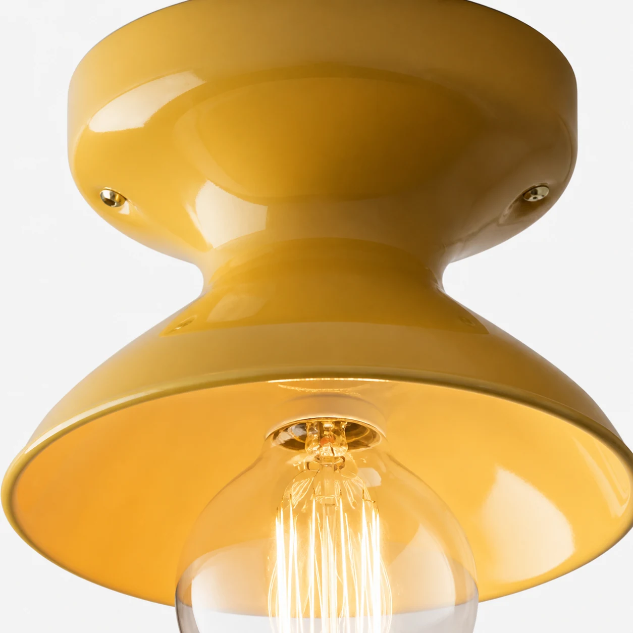 Close-up detail of the Dravin ceramic ceiling lamp finish