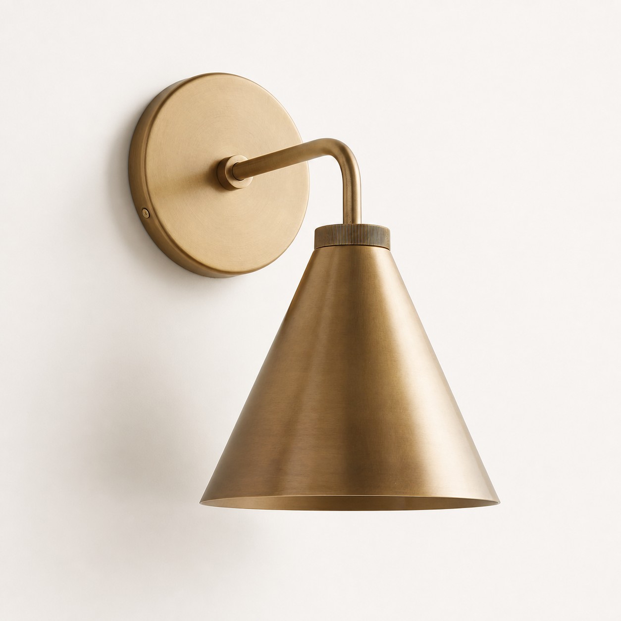 Korvi single head tumbled brass wall lamp