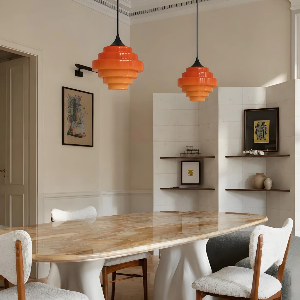 Lampa wisząca Sanenos nad stołem jadalnym z ciemnego drewna