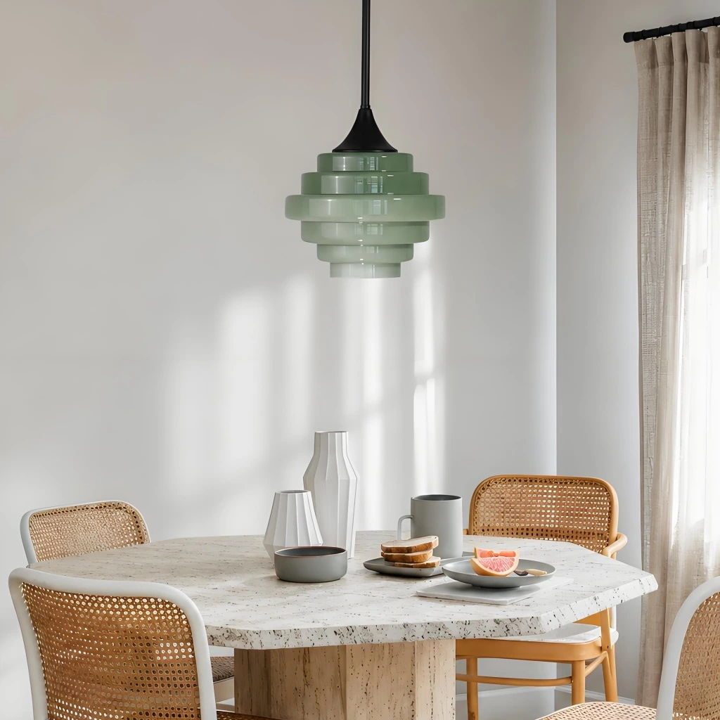 Lampa wisząca Sanenos nad stołem jadalnym w jasnym wnętrzu