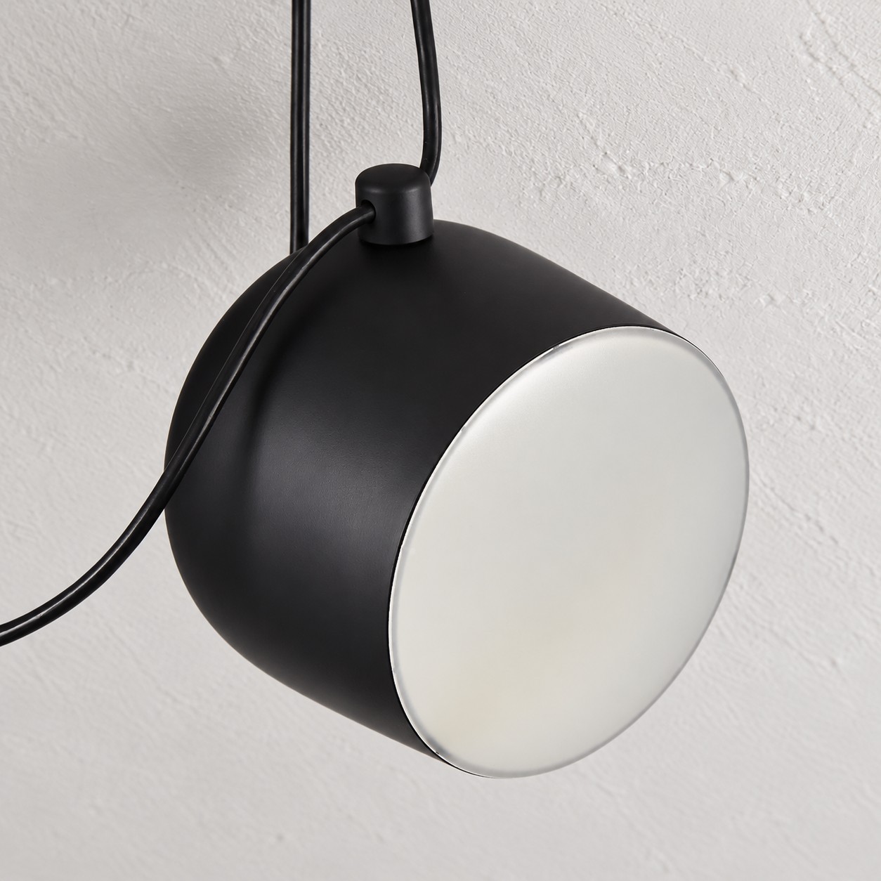 Metalowy klosz i akrylowy dyfuzor lampy wiszącej Aim