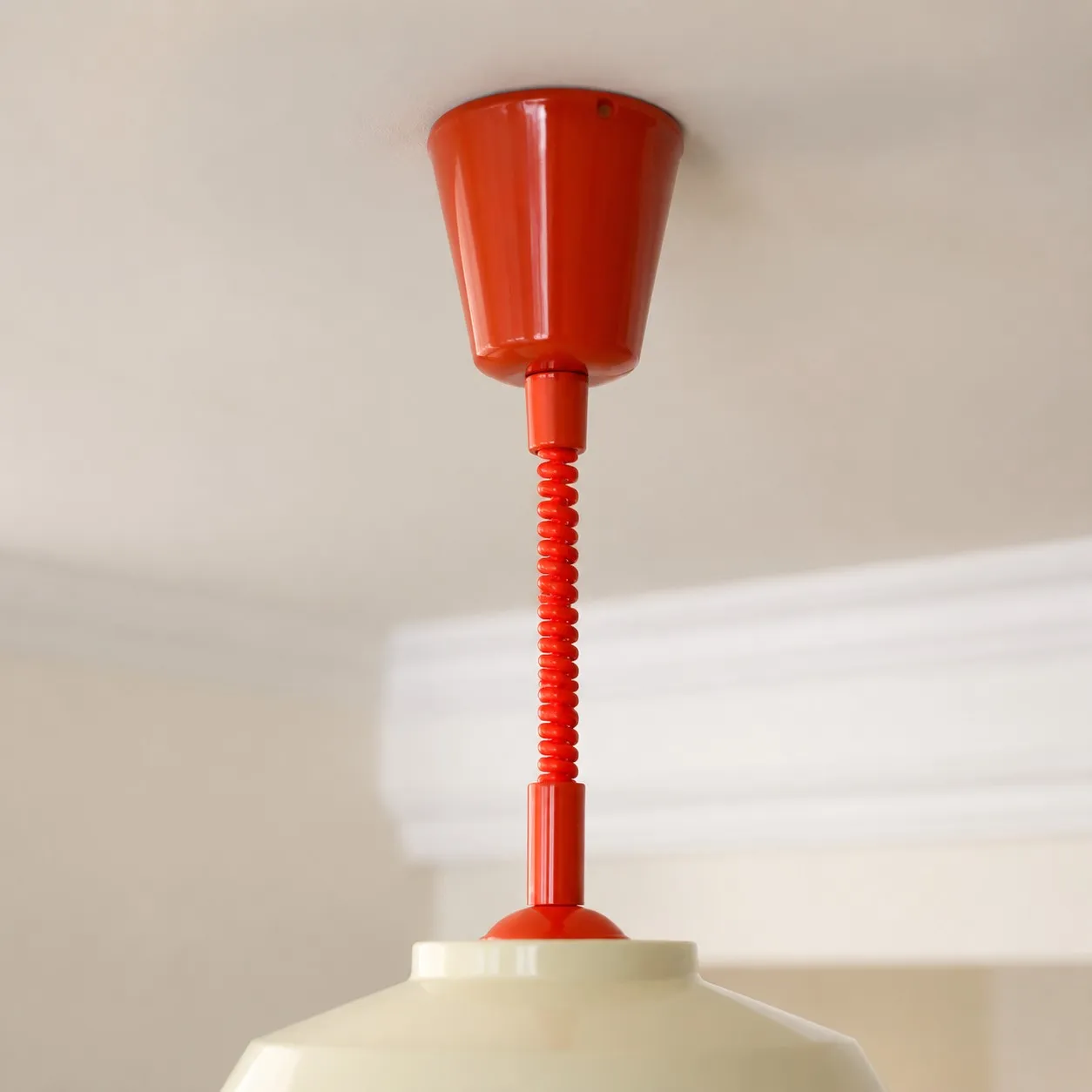 Memphis pendant painted metal and adjustable cord detail