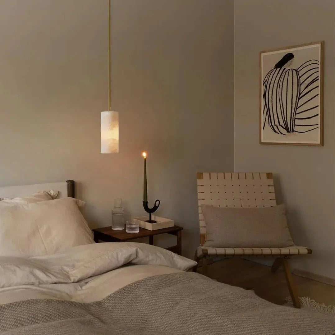 Alabaster-Zylinder-Pendelleuchte in einem Schlafzimmer